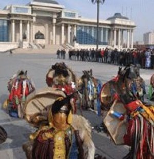 Бөө нар жагсаад сүйдэлчих шахав