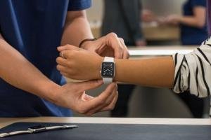 Apple пүүс ухаалаг цагныхаа үнийг тогтоожээ