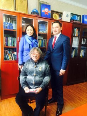 Б.Лхагвасүрэн, П.Анужин нарыг Хэвлэл мэдээллийн тэргүүний ажилтан цол, тэмдгээр шагналаа