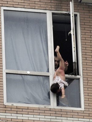 2 настай охиноо цонхоор шидэхээр завджээ