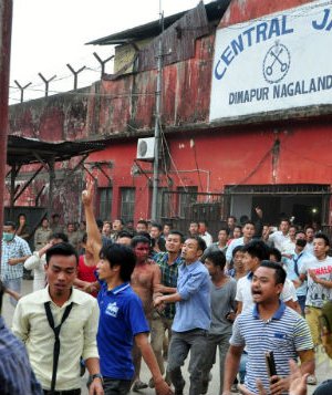 Хүчингийн хэргийн сэжигтнийг уурлаж хилэгнэсэн олон цаазалжээ (18+)