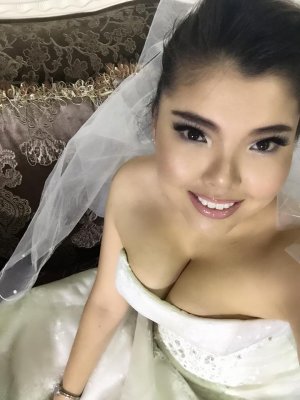 Дуучин Нара хуримаа хийлээ