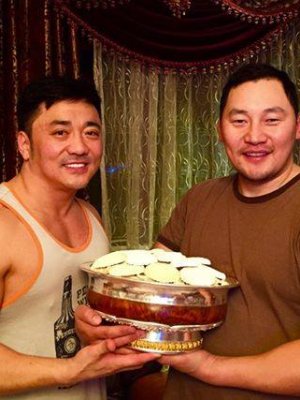 Баян Баясаа Холливүүд Амараад аварга том алтан суурьтай мөнгөн аяга бэлэглэлээ