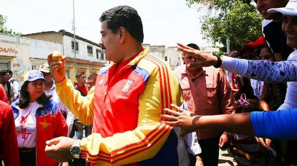 Ерөнхийлөгч рүүгээ манго шидээд байртай болжээ