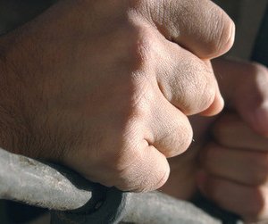 Төрсөн үрээ үхэл рүү түлхдэг аавуудыг “цаазлая”!