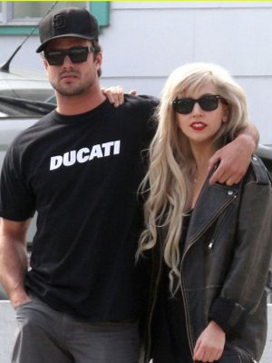 Леди Гага ээж болохыг хүсэж сүйт залуутайгаа аймшигтай муудалцдаг