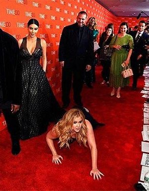 Гэрэл зурагчин Кардашьяны даашинзыг уржээ