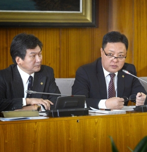 М.Энхсайханд Эрээн хот алтаар хөшөө босгож өгнө