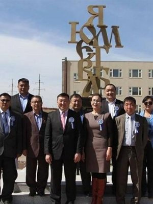 Халаасандаа мөнгөтэй ч иргэддээ биш хөшөөнд зарцуулна гэнэ шүү