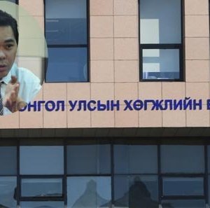 Хөгжлийн банкны захирал мөрөө баллахын тулд толгойгоо гашилгаж сууна