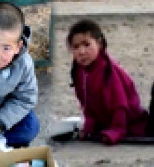 Хойч үе минь харанхуй гудамж, хүйтэн орцонд