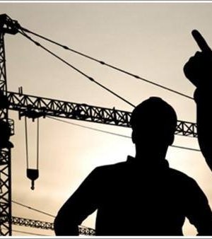 Аюулгүй байдлаа хангаагүй барилга дээрээс төмөр унажээ