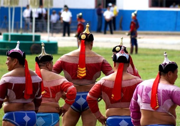 Дөрвөн аварга, долоон арслан зодоглоно