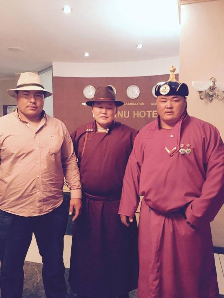 Улсын арслан Э.Оюунболдод М.Хүдэрбаатар хоёр өрөө байр бэлэглэжээ