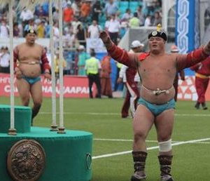 Шинэхэн арслан Э.Оюунболд ард түмэндээ хишгээ түгээлээ