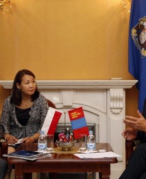 НИЙСЛЭЛД ПОЛЬШ УЛСААС ЦАХИЛГААН АВТОБУС НИЙЛҮҮЛЭХ ТАЛ ДЭЭР ХАМТРАН АЖИЛЛАНА