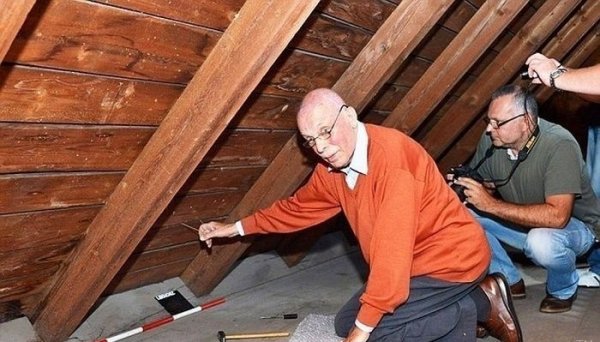 Дэлхийн хоёр дугаар дайны үед нуусан аавынхаа эд хөрөнгийг байшингийн дээврийн хөндийгөөс олжээ