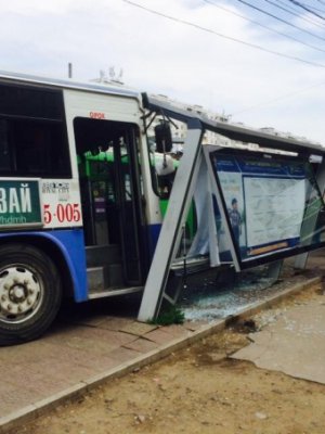 Том оврын автобус замаасаа гарч шилэн самбар мөргөжээ