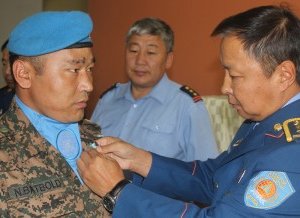 Энхийг сахиулагчдыг “Энхийн төлөө” медалиар шагнав