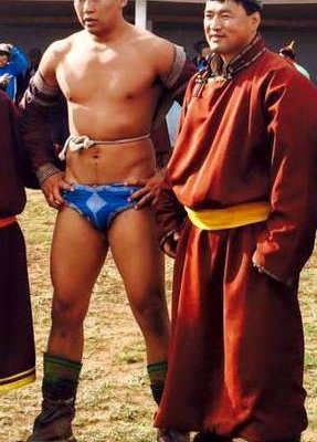 А.Сүхбат аваргын ууган хүү, аавынхаа шийрийг хатааж яваа С.Хангай өвөөгийнхөө хөшөөний хажууд