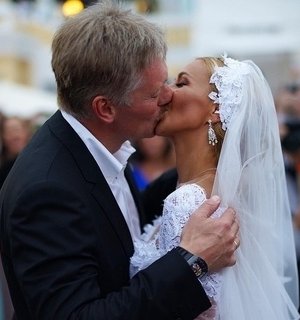 Кремлийн хэвлэлийн төлөөлөгчийн нууц хөрөнгө ар араасаа илчлэгдсээр