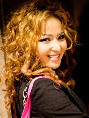 Дуучин Акбота гүнжтэйгээ хамт