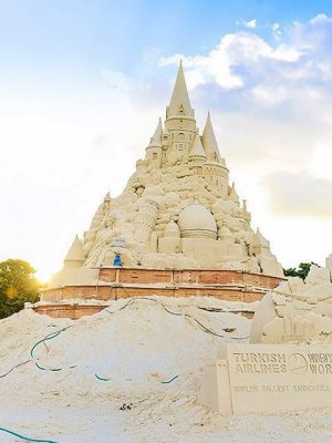 Хамгийн өндөр элсэн цайз сүндэрлэв