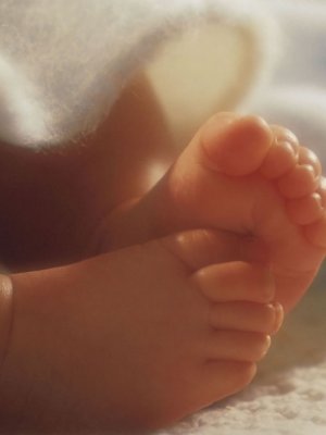 Хүүхдийнхээ хөлийг хүйтэн байлгах нь эрүүл мэндэд нь сайн