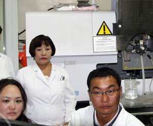 Эрдэнэт үйлдвэрийн химийн төв лабораторийн багажид сервис үйлчилгээ хийлээ