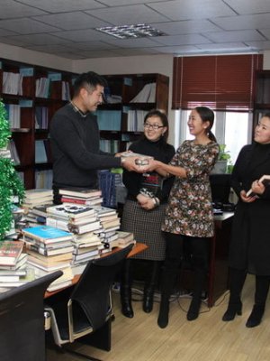 Оюутан Б.Номондалай 1000 ширхэг ном хандивлав