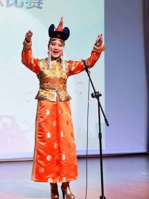 Жүжигчин Д.Ганцэцэг урд хөршийг 