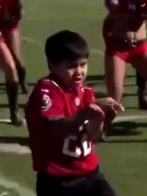 Хөгжөөн дэмжигч бүжигчдийн дунд сондгойрон харагдах хүү