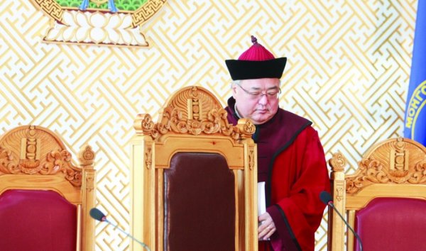 Цэц даргагүй, бас орлогч даргагүй болжээ