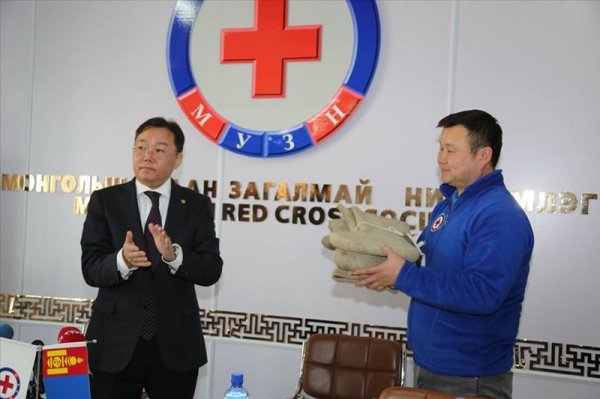 Хөдөлмөрийн сайд Г.Баярсайхан малчдад туслах хандивыг гардууллаа