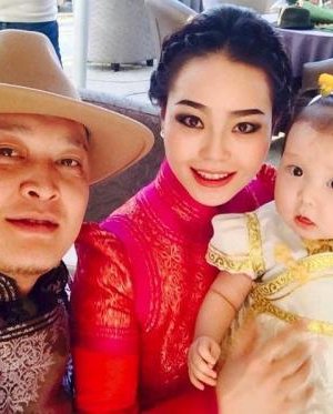 Дуучин А.Түмэн-Өлзий бяцхан охиноороо гангарав