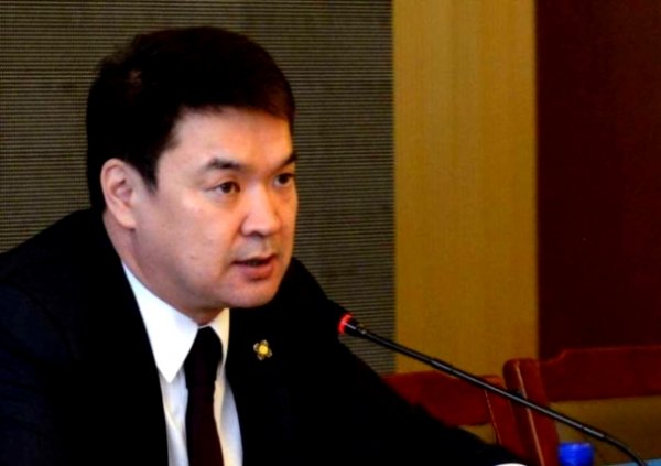 Хууль бус Засаг даргыг хаацайлж байгаа нь хуульд нийцэх үү Ерөнхий сайд аа