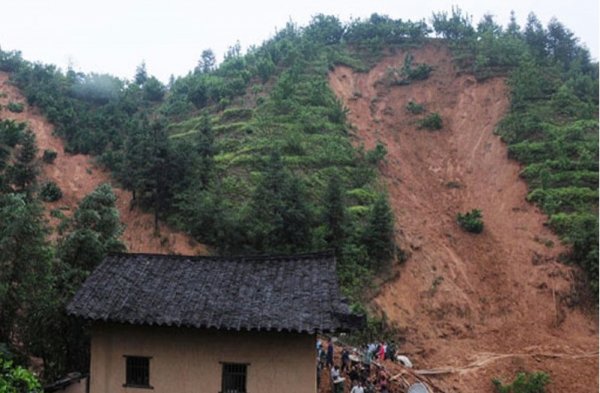 Гурван тосгон хөрсний нурангид дарагджээ