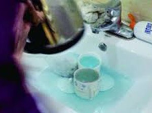 Хятад буудалд жорлон цэвэрлэгчээр зочныхоо аягыг угааж байгаад баригджээ