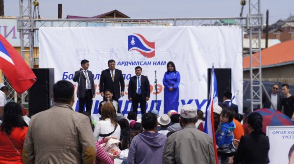 ШИНЭЧЛЭЛЭЭС ШИЙДЭЛ РҮҮ ХӨТЛӨХ БАГИЙГ БАЯНГОЛЧУУД ДЭМЖИЖ БАЙНА