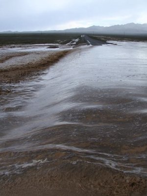 Үер усны аюулаас сэрэмжтэй байхыг анхааруулж байна