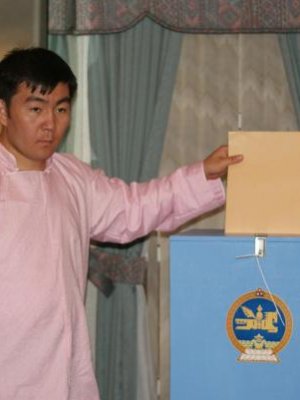 Саналын хайрцагны лацыг хуулж, хуудсаа хийсэн зөрчил гарчээ