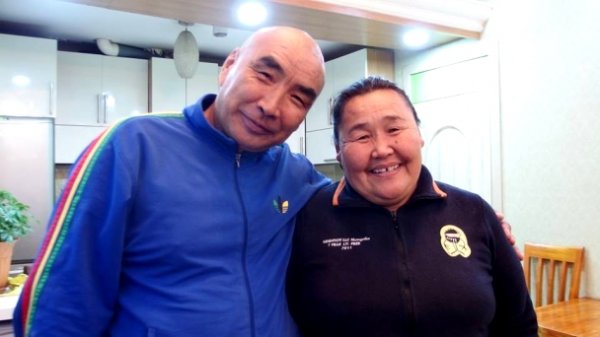 “Зөв амьдрах төв” ТББ-ын тэргүүн Г.Загдааг эхнэрийнх нь хамт хорьжээ