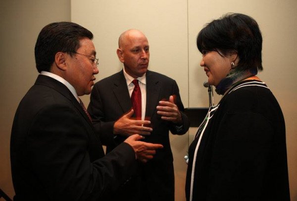 АСЕМ-ийн зочдыг алмайруулсан орчуулагч бүсгүй Э.Содонтогос