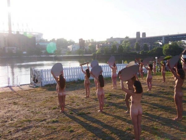 Зуун эмэгтэй нүцгэн жагсаал хийжээ