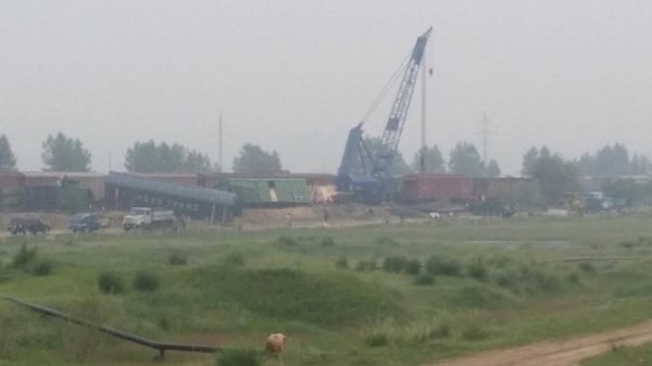 Замын эвдрэлээс үүдэн онхолдсон зургаан вагоныг засварлаж байна