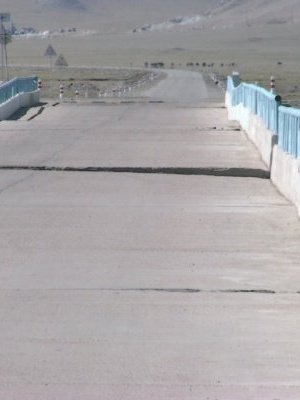 Тэрхийн голын гүүрийг түр хаалаа