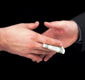 Хятад иргэнээс хахууль авч, газар олгож байгаад үйлдэл дээрээ баригджээ