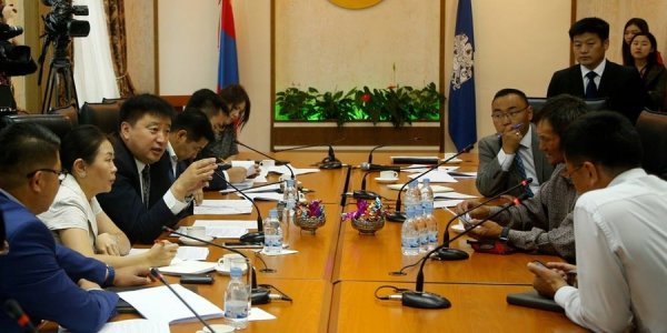 С.Батболд газрын маргаантай асуудлаар хүсэлт гаргасан иргэдтэй уулзлаа