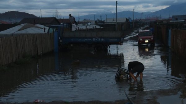 Баян-Өндөр суманд хүчтэй аадрын улмаас 57 айл үерт автжээ