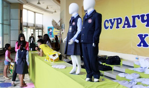 Сурагчдын дүрэмт хувцас худалдаж эхэллээ
